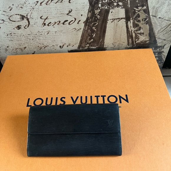 Authentic LV epic leather Sarah wallet - Picture 6 of 15